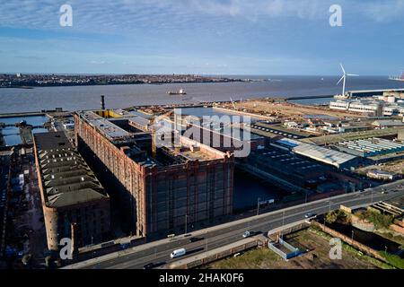 Liverpool, Merseyside, Regno Unito - Dic, 02 2021. Una vista aerea generale del Waterfront e del Tobacco Warehouse di Liverpool di grado II con Bramley-Moore Doc Foto Stock