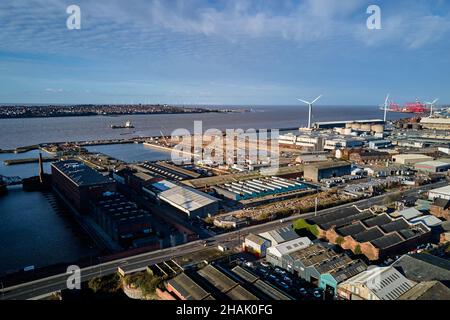 Liverpool, Merseyside, Regno Unito - Dic, 02 2021. Una vista aerea generale del Waterfront e del Tobacco Warehouse di Liverpool di grado II con Bramley-Moore Doc Foto Stock