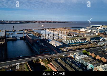 Liverpool, Merseyside, Regno Unito - Dic, 02 2021. Una vista aerea generale del Waterfront e del Tobacco Warehouse di Liverpool di grado II con Bramley-Moore Doc Foto Stock