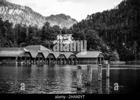 Boathouses di legno nel lago di Koenigssee a Schoenau, Baviera, Germania Foto Stock