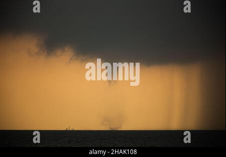 Tornado in mare durante il giorno contro il cielo Foto Stock