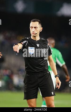 Siviglia, Spagna. 12th Dic 2021. L'arbitro Sanchez Martinez ha visto durante la partita LaLiga Santander 2021/2022 tra Real Betis e Real Sociedad all'Estadio Benito Villamarín.Final Score; Real Betis 4:0 Real Sociedad. Credit: SOPA Images Limited/Alamy Live News Foto Stock