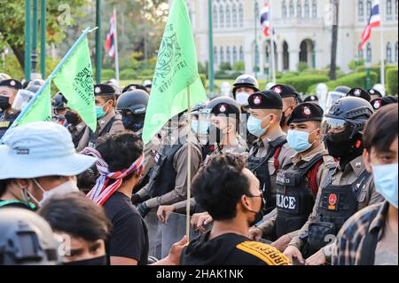 Bangkok, Bangkok, Thailandia. 13th Dic 2021. Rete del gruppo Chana Rak Thin insieme ai partner di rete che hanno sofferto per l'attuazione delle politiche indipendentemente dall'ambiente del governo. Camminando dalla parte anteriore dell'ufficio delle Nazioni Unite alla Camera del Governo, per chiedere i risultati del progresso dell'opposizione alla costruzione della tenuta industriale di Chana e ascoltare la risposta del Governo alla valutazione ambientale strategica. Credit: ZUMA Press, Inc./Alamy Live News Foto Stock