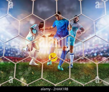 Scena di calcio con concorrenti i giocatori di calcio allo stadio Foto Stock