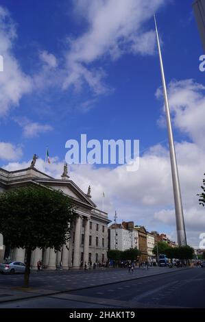 Dublino, Irlanda: Vista del Monumento della luce (o la guglia) e l'Ufficio postale in o'Connell Street Foto Stock