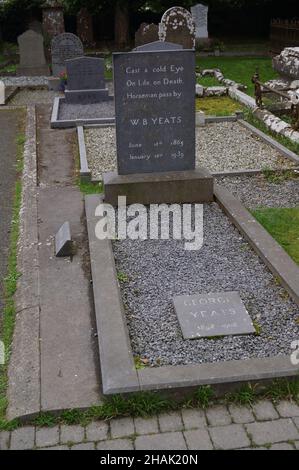 Drumcliff, Irlanda: La tomba del poeta irlandese W. B. Yeats nel cimitero di Drumcliff Foto Stock