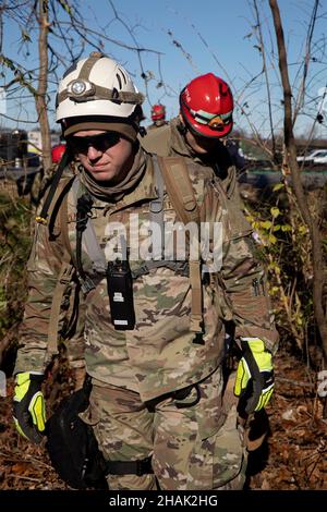 Mayfield, Stati Uniti d'America. 12th Dic 2021. Mayfield, Stati Uniti d'America. 12 dicembre 2021. I guardiani nazionali dell'esercito degli Stati Uniti cercano i superstiti dopo i devastanti tornado che hanno attraversato quattro stati distruggendo edifici e uccidendo dozzine 12 dicembre 2021 a Mayfield, Kentucky. Credito: SPC. Brett Hornback/U.S.A. Army/Alamy Live News Foto Stock