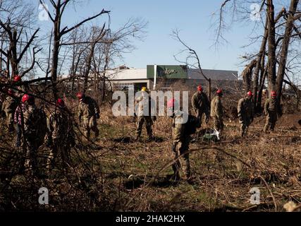 Mayfield, Stati Uniti d'America. 12th Dic 2021. Mayfield, Stati Uniti d'America. 12 dicembre 2021. I guardiani nazionali dell'esercito degli Stati Uniti cercano i superstiti dopo i devastanti tornado che hanno attraversato quattro stati distruggendo edifici e uccidendo dozzine 12 dicembre 2021 a Mayfield, Kentucky. Credito: SPC. Brett Hornback/U.S.A. Army/Alamy Live News Foto Stock