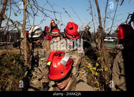 Mayfield, Stati Uniti d'America. 12th Dic 2021. Mayfield, Stati Uniti d'America. 12 dicembre 2021. I guardiani nazionali dell'esercito degli Stati Uniti cercano i superstiti dopo i devastanti tornado che hanno attraversato quattro stati distruggendo edifici e uccidendo dozzine 12 dicembre 2021 a Mayfield, Kentucky. Credito: SPC. Brett Hornback/U.S.A. Army/Alamy Live News Foto Stock