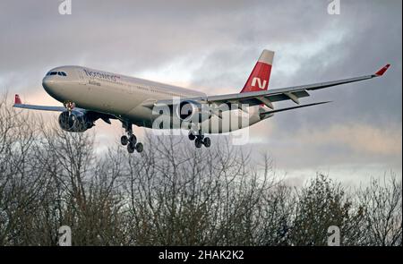 L'AIRBUS A-330 200 DI NORDWIND AIRLINES, VP-BUA, si avvicina alla pista 27 all'aeroporto John Lennon di Liverpool con una partita di PPE da Mosca, Russia Foto Stock