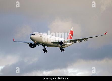 L'AIRBUS A-330 200 DI NORDWIND AIRLINES, VP-BUA, si avvicina alla pista 27 all'aeroporto John Lennon di Liverpool con una partita di PPE da Mosca, Russia Foto Stock