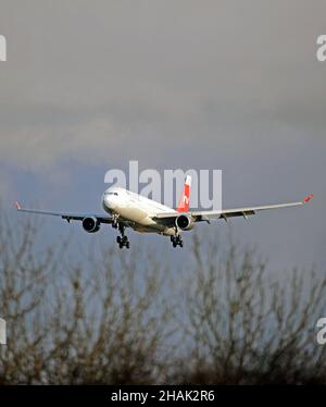 L'AIRBUS A-330 200 DI NORDWIND AIRLINES, VP-BUA, si avvicina alla pista 27 all'aeroporto John Lennon di Liverpool con una partita di PPE da Mosca, Russia Foto Stock