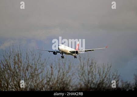 L'AIRBUS A-330 200 DI NORDWIND AIRLINES, VP-BUA, si avvicina alla pista 27 all'aeroporto John Lennon di Liverpool con una partita di PPE da Mosca, Russia Foto Stock