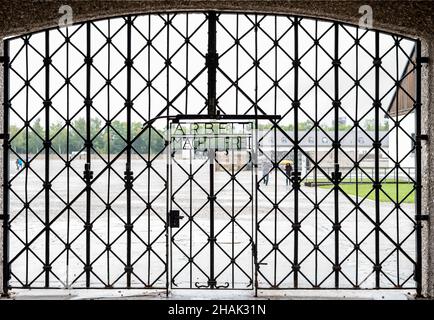 Porta iconica all'ingresso del campo di concentramento di Dachau con l'iscrizione bruciata -il lavoro porta la libertà-, Germania Foto Stock
