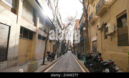 Stretta strada pedonale greca tra vecchi edifici nella città di Lefkada, Grecia. Scorta. Strada stretta tra case con moto. Foto Stock