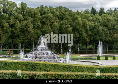 Fontana principale nel Giardino del Palazzo di Herrenchiemsee a Chiemsee, Baviera, Germania Foto Stock