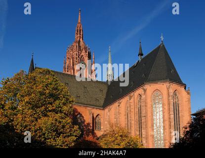 Ammira la famosa cattedrale di Francoforte o il Frankfurter Dom in Assia Germania in Un bellissimo giorno d'autunno Foto Stock