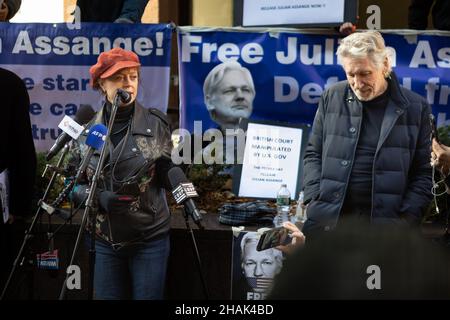 New York, Stati Uniti. 13th Dic 2021. L'attore Susan Sarandon e il cantautore inglese Roger Waters hanno preso la causa di 'Free Assange.' Il 13 dicembre 2021, gli attivisti si sono riuniti di fronte al Consolato britannico a Midtown Manhattan e hanno invitato il governo britannico e il presidente Joe Biden a fermare il processo di estradizione dell'editore di WikiLeaks Julian Assange. Un tribunale britannico ha stabilito che l'Assange imprigionato può essere estradato negli Stati Uniti, dove sarà accusato ai sensi dell'Espionage Act che potrebbe portare a decenni di carcere. (Foto di Nigrotime) Credit: Sipa USA/Alamy Live News Foto Stock