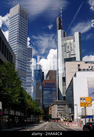 Vista dal fiume meno nel Street Canyon della città di Banker Francoforte sul meno in Assia Germania in Una splendida giornata estiva con un chiaro SK blu Foto Stock