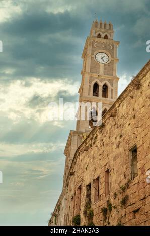 La torre dell'orologio di Khan al-Umdan nella città vecchia di Acre, Israele. Foto Stock