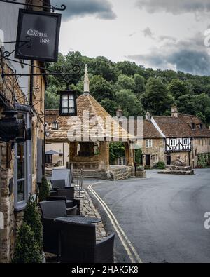 Castle Combe è un villaggio inglese per antonomasia chiamato spesso come il "villaggio più bello d'Inghilterra". Situato nel Cotswolds, Wiltshire, Inghilterra, Regno Unito Foto Stock