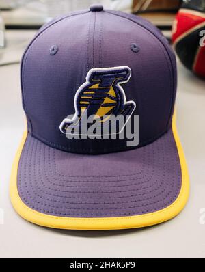 9 settembre 2021 Mosca, Russia. Berretto con logo della squadra di basket Los Angeles Lakers. Foto Stock
