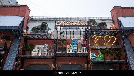 5 dicembre 2021, Mosca, Russia. Un'installazione festiva dedicata al nuovo anno 2022 sulla facciata di una casa a Mosca. Foto Stock