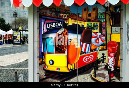 LISBOA, PORTOGALLO - 17 ottobre 2021: Rossio,Lisboa,Portogallo, 17 2021 ottobre: Un chiosco aveva una pubblicità per il gelato di Lagnese sul muro. Foto Stock