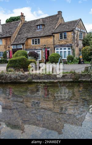 Bourton-on-the-Water è un villaggio nella zona rurale di Cotswolds nel sud dell'Inghilterra centrale. A cavallo del fiume Wind-rush è noto per i suoi ponti bassi. Foto Stock