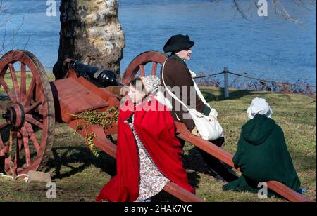 Washington Crossing, Pennsylvania, Stati Uniti. 13th Dic 2021. La prova di vestito per la rievocazione annuale del giorno di Natale dell'attraversamento del fiume Delaware da parte del generale George Washington nella notte di Natale del 1776. In quella notte fatidica durante la Guerra di Rivoluzione, le barche ferirono circa 2.400 soldati, 200 cavalli e 18 cannoni attraverso il fiume parzialmente congelato alle rive di Titusville, New Jersey. Credit: ZUMA Press, Inc./Alamy Live News Foto Stock