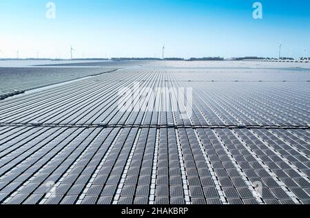 Vista aerea della centrale solare galleggiante e della fattoria di turbine eoliche Foto Stock