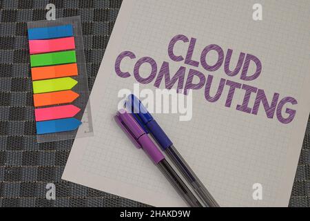 Scrittura manuale di testo Cloud Computing. Foto concettuali utilizzare una rete di server remoti ospitati su Internet Multiple assorted Collection Office Foto Stock