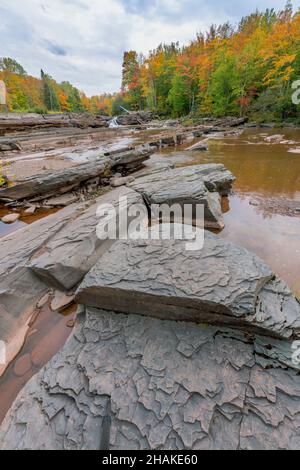 Cascate di Bonanza, Big Iron River, vicino Silver City, Autunno, Michigan, USA, di Dominique Braud/Dembinsky Photo Assoc Foto Stock