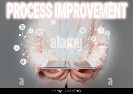 Miglioramento del processo di visualizzazione concettuale. Word written on Optimization soddisfare nuovo standard di quote di qualità Lady in uniforme in piedi e tenere Tablet Foto Stock