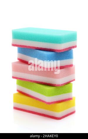 spugne rettangolari colorate per il lavaggio delle stoviglie e la pulizia  su sfondo bianco in legno Foto stock - Alamy