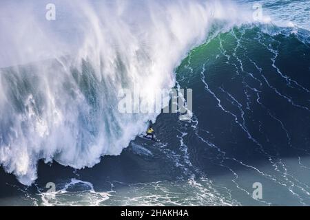 Nazare, Portogallo. 13th Dic 2021. Il surfista brasiliano, Pedro Scooby, corre un'onda durante IL TUDOR Nazare Tow Surfing Challenge presentato da Jogos Santa Casa, a Praia do Norte a Nazare. (Foto di Henrique Casinhas/SOPA Images/Sipa USA) Credit: Sipa USA/Alamy Live News Foto Stock