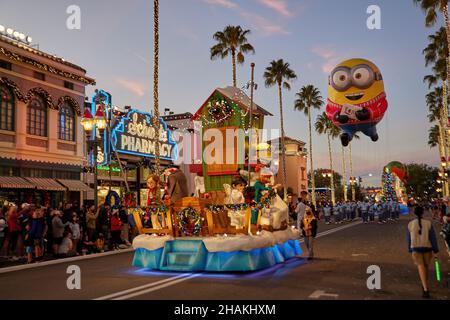 Universal's Holiday Parade con Macy's. Palloncini galleggianti attraverso le strade degli Universal Studios Florida Foto Stock