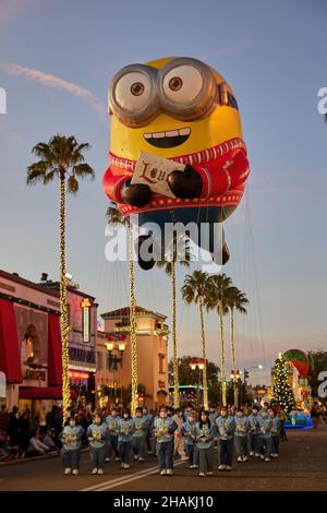 Universal's Holiday Parade con Macy's. Palloncini galleggianti attraverso le strade degli Universal Studios Florida Foto Stock