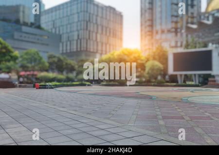 Pavimentazione di vuoto e di moderni edifici in città Foto Stock