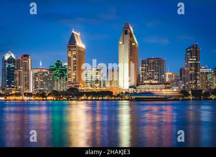 Skyline di San Diego California di notte con riflessi nell'acqua. Foto Stock