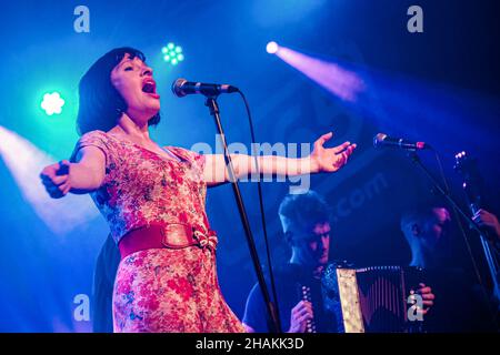 Southampton, Regno Unito. 10th Dic 2021. (L-R) Lorna Thomas, cantante, Max Thomas, melodeon, fratello e sorella, E Dan Grey sul contrabbasso con la band folk punk britannica Skinny Lister suonano dal vivo sul palco. (Foto di Dawn Fletcher-Park/SOPA Images/Sipa USA) Credit: Sipa USA/Alamy Live News Foto Stock