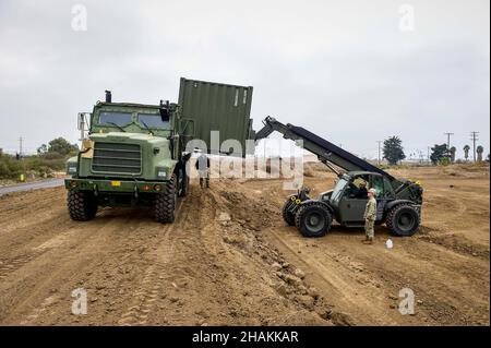 211203-N-TP832-1018 PORT HUENEME, California (dicembre 3, 2021) Equipment Operator Constructionman Jonathan Ferrercampos, assegnato alla U.S. Naval Mobile Construction Battalion 3, gestisce un carrello elevatore Skytrak 11K come parte della formazione per le licenze delle apparecchiature per le future operazioni dispiegate. I Seabees sono gli esperti di ingegneria e costruzione del servizio navale. Forniscono forze di ingegneria e costruzione adattabili, adattabili e pronte per i combattimenti che si dispiegano per supportare gli obiettivi della Marina a livello globale. (STATI UNITI Foto Navy di Mass Communication Specialist 1st Classe Michael Lopez/rilasciato) Foto Stock