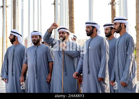 Dubai, Emirati Arabi Uniti - 15 novembre 2021: Danza di benvenuto degli Emirati all'Expo2020. Energico spettacolo autentico al 2020 Plaza. Foto Stock