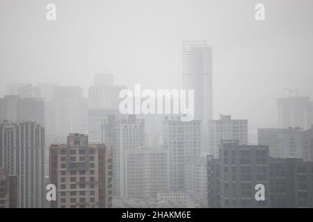 Nebbia, smoggy, deprimente città cinese con molti edifici ND GRU Foto Stock