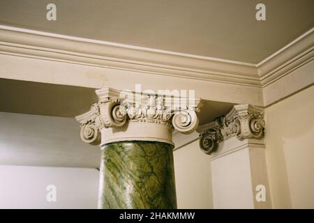 Antica colonna di marmo verde venato che sostiene il soffitto Foto Stock