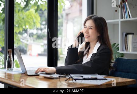 L'agente di assicurazione offre e spiega il programma di vita di assicurazione sanitaria per gli anziani dal telefono delle cellule. Foto Stock