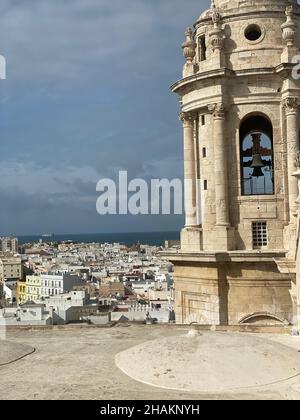 Vista dall'alto sopra Cádiz, Spagna dalla torre della chiesa dalla cattedrale Foto Stock