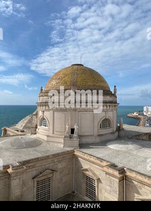 Vista dall'alto sopra Cádiz, Spagna dalla torre della chiesa dalla cattedrale Foto Stock