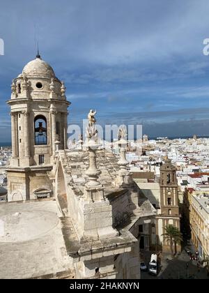 Vista dall'alto sopra Cádiz, Spagna dalla torre della chiesa dalla cattedrale Foto Stock