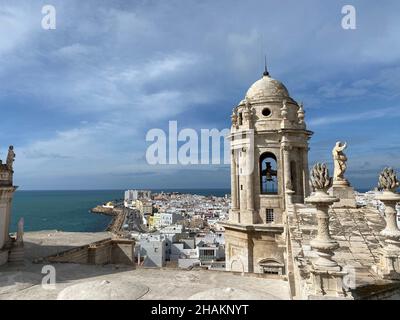 Vista dall'alto sopra Cádiz, Spagna dalla torre della chiesa dalla cattedrale Foto Stock